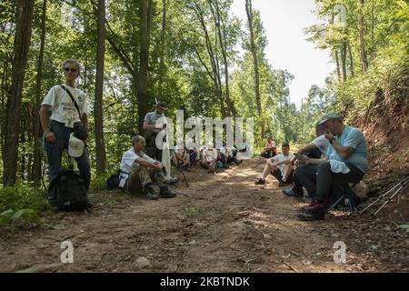 Après plusieurs kilomètres, la fatigue et la chaleur nous forcent à nous reposer à l'ombre en Bosnie-Herzégovine sur 9 juillet 2020. La Mars Mira (Marche de la paix) est une marche qui, depuis 2005, est organisée chaque année entre 8 juillet et 10 à la mémoire des victimes du génocide de Srebrenica de 1995. Pendant les trois jours de la marche, les participants marchent par la route et, surtout, par des montagnes abruptes, la distance qui relie les villes de Nezuk et Potocari, où se trouve le cimetière du génocide de Srebrenica. (Photo de Jose Antonio Sanchez/NurPhoto) Banque D'Images