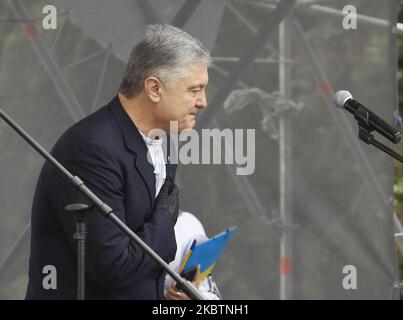 L'ancien président ukrainien et chef du parti "solidarité européenne" Petro Porochenko s'exprime lors d'un rassemblement en faveur de la langue ukrainienne et contre un projet de loi qui propose d'étendre l'utilisation de la langue russe dans le système éducatif ukrainien, près du Parlement ukrainien à Kiev, en Ukraine, le 16 juillet 2020. Les Ukrainiens se sont réunis pour protester contre l'adoption du projet de loi ? 2362 "sur les amendements à certains actes législatifs de l'Ukraine concernant l'enseignement de la langue d'Etat dans les établissements d'enseignement", qui prévoient l'annulation de la transition des étudiants de 5-11 g. Banque D'Images