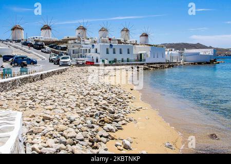 Les célèbres moulins à vent de Mykonos, vus de la petite Venise au-dessus de la plage et de l'eau cristalline propre. La région presque toujours surpeuplée de la petite Venise est sans beaucoup de visiteurs en raison des restrictions de trafic du coronavirus. Les moulins à vent emblématiques de l'île de Mykonos, les îles Cyclades, la mer Egée, la Grèce sur 14 juillet 2020. Il y a 16 moulins à vent sur l'île, dont 5 au-dessus de Chora ou Mykonos, la ville principale de l'île. Les moulins à vent ont été construits au 16th siècle à partir des Vénitiens mais leurs constructions se sont poursuivies jusqu'au 20th siècle. La célèbre île méditerranéenne grecque est surnommée Banque D'Images