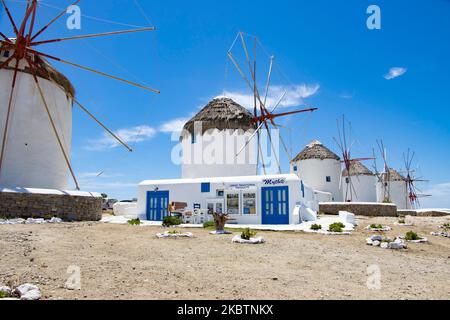 Les moulins à vent emblématiques de l'île de Mykonos, les îles Cyclades, la mer Egée, la Grèce sur 14 juillet 2020. Il n'y a presque personne dans les moulins à vent en raison des mesures pandémiques du coronavirus et de l'interdiction de la circulation que la Grèce a appliquées. Il y a 16 moulins à vent sur l'île, dont 5 au-dessus de Chora ou Mykonos, la ville principale de l'île. Les moulins à vent ont été construits au 16th siècle à partir des Vénitiens mais leurs constructions se sont poursuivies jusqu'au 20th siècle. La célèbre île grecque méditerranéenne est surnommée l'île des vents avec des bâtiments traditionnels blanchis à la chaux comme des moulins à vent ou une petite église. Mykon Banque D'Images