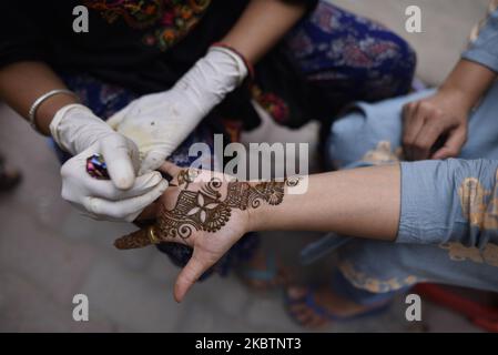 Un artiste appliquant Henna mehndi dessins sur les mains d'une fille comme le mois de Shrawan commence à Katmandou, Népal sur 16 juillet 2020. (Photo de Narayan Maharajan/NurPhoto) Banque D'Images