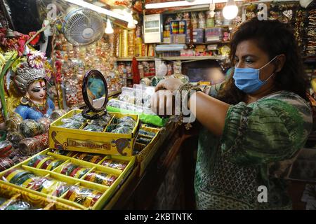 Une népalaise portant un masque de protection, tout en visitant un magasin pour les colliers de perles de verre «Pote» le mois de Shrawan commence, à Indrachowk, Katmandou, sur 16 juillet 2020. Avec la pandémie de coronavirus en cours, seuls peu de clients sont vus sur le marché, qui autrement serait surpeuplé à cette période de l'année. (Photo par Saroj Baizu/NurPhoto) Banque D'Images