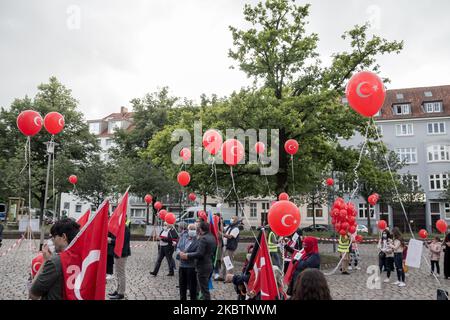 À l'anniversaire de l'échec de la tentative de coup d'État, environ 80 nationalistes turcs se sont rassemblés à Hanovre le 15 juillet 2020. Les partisans d'Erdo?an se souvenaient de ceux qui avaient été tués pendant la tentative de coup d'État et ont laissé des ballons rouges et blancs portant le nom du défunt s'élever dans le ciel. Il y a quatre ans, dans la nuit du 15 au 16 juillet 2016, les forces militaires ont tenté de renverser le président turc Recep Tayyip Erdo?an. (Photo de Peter Niedung/NurPhoto) Banque D'Images