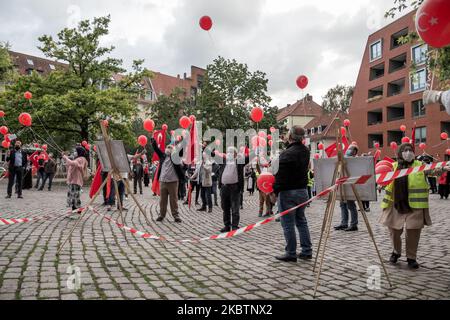 À l'anniversaire de l'échec de la tentative de coup d'État, environ 80 nationalistes turcs se sont rassemblés à Hanovre le 15 juillet 2020. Les partisans d'Erdo?an se souvenaient de ceux qui avaient été tués pendant la tentative de coup d'État et ont laissé des ballons rouges et blancs portant le nom du défunt s'élever dans le ciel. Il y a quatre ans, dans la nuit du 15 au 16 juillet 2016, les forces militaires ont tenté de renverser le président turc Recep Tayyip Erdo?an. (Photo de Peter Niedung/NurPhoto) Banque D'Images