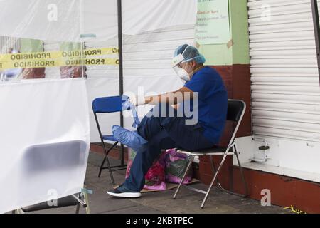 Le gouvernement de Mexico a installé, en coordination avec le bureau du maire de Cuauhtémoc, un point de santé pour détecter le coronavirus dans le quartier de Guerrero. Cette installation fait partie d'un projet visant à placer un total de 34 points consultatifs médicaux à ces fins, qui sont situés dans des colonies qui restent en alerte rouge pour la pandémie. (Photo par Cristian Leyva/NurPhoto) Banque D'Images