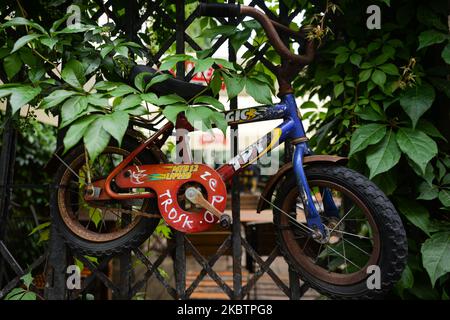 Un vélo d'époque pour enfants attaché à une clôture à Kazimierz, un quartier juif historique de Cracovie. Jeudi, 15 juillet 2020, à Cracovie, en Pologne. (Photo par Artur Widak/NurPhoto) Banque D'Images