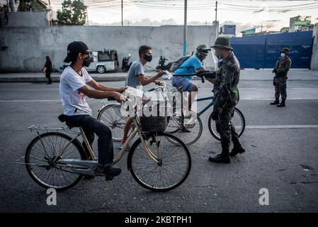 Les policiers font un point de contrôle dans la ville de Navotas aux Philippines, obligeant les automobilistes à présenter une preuve de résidence à 16 juillet 2020. Des policiers sont déployés dans la ville le premier jour de l'isolement cellulaire de 14 jours.(photo de Lisa Marie David/NurPhoto) Banque D'Images