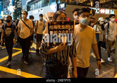 Les manifestants marchent vers le parc Victoria avec un journal montrant une bougie pour la vigile Tienanmen à Hong Kong, Chine, sur 4 juin 2020. (Photo de Marc Fernandes/NurPhoto) Banque D'Images