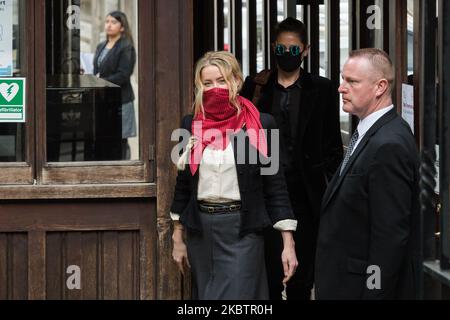 Amber Heard arrive devant les cours royales de justice le huitième jour de l'audience sur l'affaire de diffamation contre le journal Sun, le 17 juillet 2020, à Londres, en Angleterre. Johnny Depp poursuit l'éditeur de Sun, News Group Newspapers, au sujet d'un article de 2018 dans lequel il a été accusé d'être violent envers son ex-femme Amber entendu pendant leur mariage. (Photo de Wiktor Szymanowicz/NurPhoto) Banque D'Images