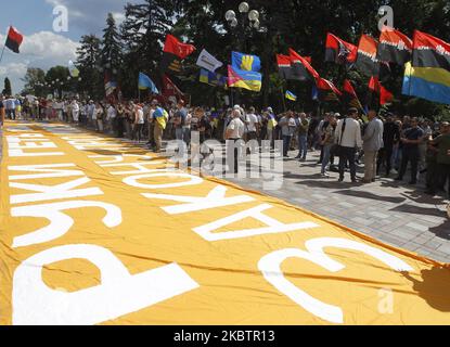 Les Ukrainiens participent à un rassemblement contre un projet de loi qui permet de réduire l'utilisation de la langue ukrainienne dans les écoles, près du Parlement ukrainien à Kiev, en Ukraine, le 17 juillet 2020. Les Ukrainiens se sont réunis pour protester contre l'adoption du projet de loi ? 2362 "sur les amendements à certains actes législatifs de l'Ukraine concernant l'enseignement de la langue d'Etat dans les établissements d'enseignement", Qui prévoit l'abolition de la transition des élèves de la 5-11 e année des écoles de langue russe vers la langue ukrainienne d'enseignement à partir du 01 septembre 2020 et la permission d'enseigner plusieurs s Banque D'Images