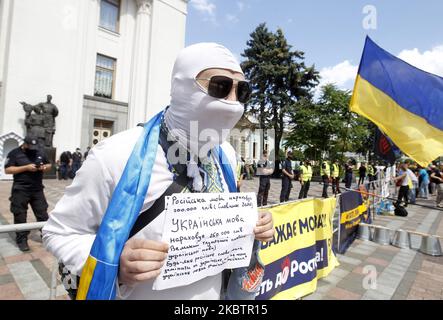 Les Ukrainiens participent à un rassemblement contre un projet de loi qui permet de réduire l'utilisation de la langue ukrainienne dans les écoles, près du Parlement ukrainien à Kiev, en Ukraine, le 17 juillet 2020. Les Ukrainiens se sont réunis pour protester contre l'adoption du projet de loi ? 2362 "sur les amendements à certains actes législatifs de l'Ukraine concernant l'enseignement de la langue d'Etat dans les établissements d'enseignement", Qui prévoit l'abolition de la transition des élèves de la 5-11 e année des écoles de langue russe vers la langue ukrainienne d'enseignement à partir du 01 septembre 2020 et la permission d'enseigner plusieurs s Banque D'Images