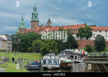 Vue générale sur les barges-restaurants sur la Vistule avec vue sur le château Wawel de Cracovie. Sur 17 juillet 2020, à Cracovie, en Pologne. (Photo par Artur Widak/NurPhoto) Banque D'Images