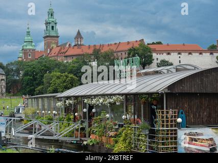 Vue générale sur un restaurant-barge « Wislay Ogrod » avec vue sur le château de Wawel à Cracovie. Sur 17 juillet 2020, à Cracovie, en Pologne. (Photo par Artur Widak/NurPhoto) Banque D'Images