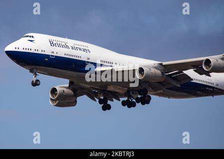 British Airways a annoncé à 17 juillet 2020 qu'elle retirera immédiatement la célèbre flotte d'avions jumbo Boeing 747 à la suite de la pandémie du coronavirus Covid-19. L'avion Boeing 747-400 de British Airways tel qu'il a été vu lors de l'approche finale arrivant d'un vol long-courrier, en vol et en atterrissage à l'aéroport international de Londres Heathrow LHR EGLL, à Londres, Royaume-Uni. L'avion est peint en couleurs spéciales Negus rétro qui a été utilisé entre 1974 et 1984. Le double-decker avion à corps large surnommé Queen of the Skies a l'enregistrement G-CIVB vol depuis 1994. Obturateur de la SHT BA BAW Speedbird est Banque D'Images