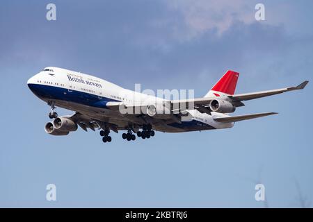 British Airways a annoncé à 17 juillet 2020 qu'elle retirera immédiatement la célèbre flotte d'avions jumbo Boeing 747 à la suite de la pandémie du coronavirus Covid-19. L'avion Boeing 747-400 de British Airways tel qu'il a été vu lors de l'approche finale arrivant d'un vol long-courrier, en vol et en atterrissage à l'aéroport international de Londres Heathrow LHR EGLL, à Londres, Royaume-Uni. L'avion est peint en couleurs spéciales Negus rétro qui a été utilisé entre 1974 et 1984. Le double-decker avion à corps large surnommé Queen of the Skies a l'enregistrement G-CIVB vol depuis 1994. Obturateur de la SHT BA BAW Speedbird est Banque D'Images