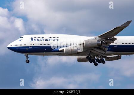 British Airways a annoncé à 17 juillet 2020 qu'elle retirera immédiatement la célèbre flotte d'avions jumbo Boeing 747 à la suite de la pandémie du coronavirus Covid-19. L'avion Boeing 747-400 de British Airways tel qu'il a été vu lors de l'approche finale arrivant d'un vol long-courrier, en vol et en atterrissage à l'aéroport international de Londres Heathrow LHR EGLL, à Londres, Royaume-Uni. L'avion est peint en couleurs spéciales Negus rétro qui a été utilisé entre 1974 et 1984. Le double-decker avion à corps large surnommé Queen of the Skies a l'enregistrement G-CIVB vol depuis 1994. Obturateur de la SHT BA BAW Speedbird est Banque D'Images