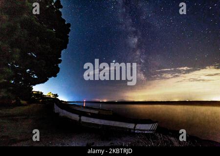 La voie lactée, partie de notre galaxie où notre système solaire appartient comme vu sur 17 juillet 2020 de la plage d'Epanomi près de Thessalonique et Chalkidiki en Grèce pendant la nuit après minuit dans le ciel grec sombre d'été au-dessus de l'eau méditerranéenne calme de la mer Egée, la plage de sable et les pins sauvages. La voie lactée est une galaxie spirale barrée avec une estimation qui contient 100-400 milliards d'étoiles et de planètes. (Photo de Nicolas Economou/NurPhoto) Banque D'Images