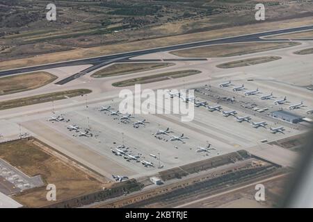 Flotte de lignes aériennes AEE Aegean, le porte-drapeau de la Grèce, comme vu garée dans le tablier de l'aéroport international ATH LGAV d'Athènes dans la capitale grecque sur 7 juillet 2020. A3 exploite une flotte tout-Airbus avec A319, A320 principalement, A321 et de nouvelles arrivées d'Airbus A320neo modernes et avancés. Les avions sont garés avec les moteurs couverts, car la compagnie aérienne a temporairement cessé la plupart des opérations en raison de la pandémie du coronavirus Covid-19 qui a réduit les restrictions de circulation et de voyage imposées par le gouvernement. La Grèce reprend la saison estivale pour le tourisme, l'une des principales sources de revenus pour le co Banque D'Images