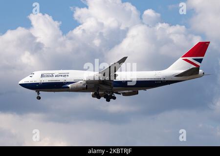 British Airways a annoncé à 17 juillet 2020 qu'elle retirera immédiatement la célèbre flotte d'avions jumbo Boeing 747 à la suite de la pandémie du coronavirus Covid-19. L'avion Boeing 747-400 de British Airways tel qu'il a été vu lors de l'approche finale arrivant d'un vol long-courrier, en vol et en atterrissage à l'aéroport international de Londres Heathrow LHR EGLL, à Londres, Royaume-Uni. L'avion est peint en couleurs spéciales Negus rétro qui a été utilisé entre 1974 et 1984. Le double-decker avion à corps large surnommé Queen of the Skies a l'enregistrement G-CIVB vol depuis 1994. Obturateur de la SHT BA BAW Speedbird est Banque D'Images