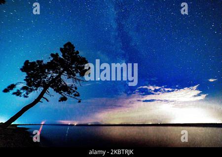 La voie lactée, partie de notre galaxie où notre système solaire appartient comme vu sur 17 juillet 2020 de la plage d'Epanomi près de Thessalonique et Chalkidiki en Grèce pendant la nuit après minuit dans le ciel grec sombre d'été au-dessus de l'eau méditerranéenne calme de la mer Egée, la plage de sable et les pins sauvages. La voie lactée est une galaxie spirale barrée avec une estimation qui contient 100-400 milliards d'étoiles et de planètes. (Photo de Nicolas Economou/NurPhoto) Banque D'Images