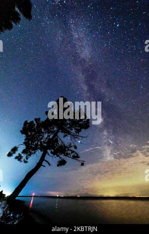 La voie lactée, partie de notre galaxie où notre système solaire appartient comme vu sur 17 juillet 2020 de la plage d'Epanomi près de Thessalonique et Chalkidiki en Grèce pendant la nuit après minuit dans le ciel grec sombre d'été au-dessus de l'eau méditerranéenne calme de la mer Egée, la plage de sable et les pins sauvages. La voie lactée est une galaxie spirale barrée avec une estimation qui contient 100-400 milliards d'étoiles et de planètes. (Photo de Nicolas Economou/NurPhoto) Banque D'Images