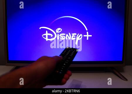 Le logo Disney + s'affiche sur l'écran du téléviseur dans cette photo prise en Pologne sur 16 juillet 2020. Les services de streaming à la demande ont gagné en popularité et de nouveaux abonnés pendant la pandémie du coronavirus. (Photo Illustration par Jakub Porzycki/NurPhoto) Banque D'Images
