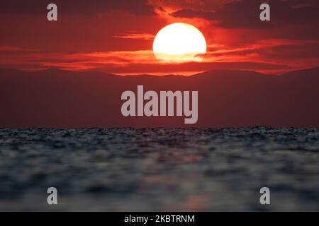 Coucher de soleil sur la plage de Paralia Epanomi en Grèce sur 16 juillet 2020. Epanomi est situé près de la destination touristique populaire de Chalkidiki et de la ville de Thessalonique, touchant le sable doré de la Méditerranée avec l'eau transparente du golfe Thermaikos et de la mer Égée. Le soleil se couche derrière la mer et les montagnes créant des couleurs chaudes de l'heure magique dans le ciel. (Photo de Nicolas Economou/NurPhoto) Banque D'Images