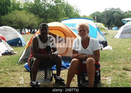 Camp Laykay Nou a célébré un séjour dans la ville de Philadelphie les efforts pour forcer la communauté sans abri de la promenade Ben Franklin à Center City qui s'est construite pour exiger les droits humains fondamentaux tels que le logement, ils ont célébré avec de la musique, y compris une compétition de drum Line, la danse, Food, un nettoyage communautaire et un film communautaire en plein air à Philadelphie, en Pennsylvanie, sur 16 juillet 2020. (Photo par Cory Clark/NurPhoto) Banque D'Images