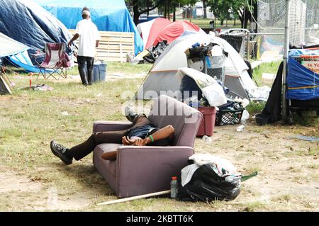 Camp Laykay Nou a célébré un séjour dans la ville de Philadelphie les efforts pour forcer la communauté sans abri de la promenade Ben Franklin à Center City qui s'est construite pour exiger les droits humains fondamentaux tels que le logement, ils ont célébré avec de la musique, y compris une compétition de drum Line, la danse, Food, un nettoyage communautaire et un film communautaire en plein air à Philadelphie, en Pennsylvanie, sur 16 juillet 2020. (Photo par Cory Clark/NurPhoto) Banque D'Images