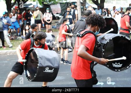 Camp Laykay Nou a célébré un séjour dans la ville de Philadelphie les efforts pour forcer la communauté sans abri de la promenade Ben Franklin à Center City qui s'est construite pour exiger les droits humains fondamentaux tels que le logement, ils ont célébré avec de la musique, y compris une compétition de drum Line, la danse, Food, un nettoyage communautaire et un film communautaire en plein air à Philadelphie, en Pennsylvanie, sur 16 juillet 2020. (Photo par Cory Clark/NurPhoto) Banque D'Images