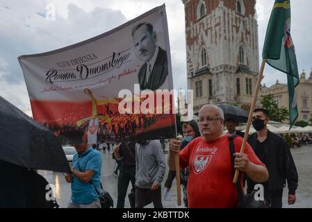 Des membres des organisations nationales et patriotiques locales et leurs partisans vus lors d'une marche commémorant le 610th anniversaire de la victoire de Grunwald. Sur 18 juillet 2020, à Cracovie, en Pologne. (Photo par Artur Widak/NurPhoto) Banque D'Images