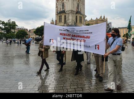 Des membres des organisations nationales et patriotiques locales et leurs partisans vus lors d'une marche commémorant le 610th anniversaire de la victoire de Grunwald. Sur 18 juillet 2020, à Cracovie, en Pologne. (Photo par Artur Widak/NurPhoto) Banque D'Images