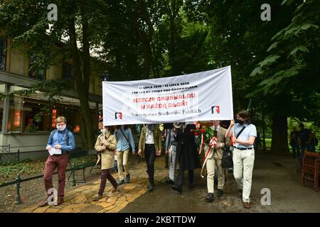 Des membres des organisations nationales et patriotiques locales et leurs partisans vus lors d'une marche commémorant le 610th anniversaire de la victoire de Grunwald. Sur 18 juillet 2020, à Cracovie, en Pologne. (Photo par Artur Widak/NurPhoto) Banque D'Images