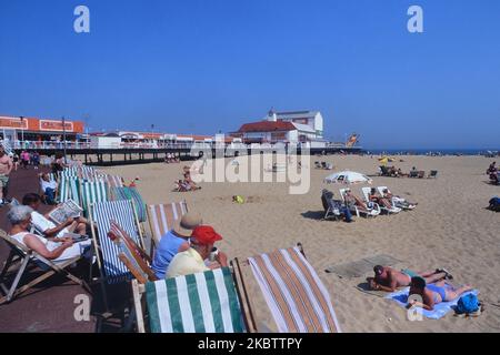 Transats le long de la promenade au bord de la plage et de Britannia Pier, Great Yarmouth. Norfolk. Angleterre. ROYAUME-UNI Banque D'Images