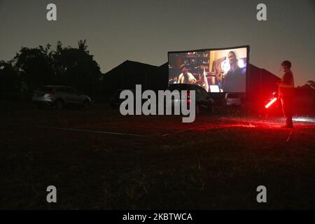 La voiture a été garée dans la zone de projection du film dans la route de Cinema à Bekasi, Java Ouest, le 18 juin 2020, nuit. Au cours de la pandémie, un certain nombre de résidents ont commencé à chercher des solutions de rechange pour regarder des films dans les salles de cinéma en menant des protocoles de santé parce que les salles de cinéma du centre commercial ou d'ailleurs étaient encore fermées en raison de l'absence d'une décision du gouvernement. (Photo de Dasril Roszandi/NurPhoto) Banque D'Images