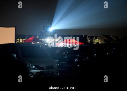 La voiture a été garée dans la zone de projection du film dans la route de Cinema à Bekasi, Java Ouest, le 18 juin 2020, nuit. Au cours de la pandémie, un certain nombre de résidents ont commencé à chercher des solutions de rechange pour regarder des films dans les salles de cinéma en menant des protocoles de santé parce que les salles de cinéma du centre commercial ou d'ailleurs étaient encore fermées en raison de l'absence d'une décision du gouvernement. (Photo de Dasril Roszandi/NurPhoto) Banque D'Images