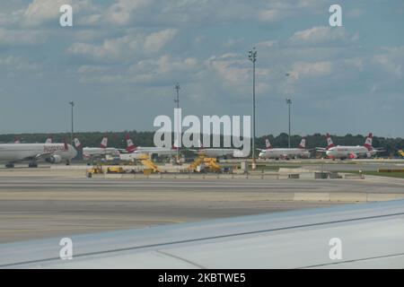 La flotte au sol d'Austrian Airlines OS AUA, le transporteur de pavillon de la filiale autrichienne de Lufthansa Group et membre de Star Alliance comme vu à l'aéroport international de Vienne Schwechat (Autriche), sur 15 juillet 2020. Les Boeing et les Airbus équipés des moteurs couverts sont vus garés sur le tarmac du tablier pendant l'ère pandémique Covid-19 du coronavirus, car le trafic aérien a été réduit en raison des restrictions de voyage et des mesures d'interdiction de voyager ou de mise en quarantaine. Au sujet du 1 juillet, l'Autriche émet un avertissement aux voyageurs pour six pays des Balkans, la Serbie, le Monténégro, la Bosnie-Herzégovine, la Macédoine du Nord, Alba Banque D'Images