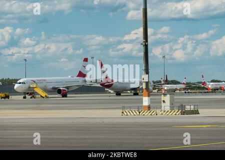 La flotte au sol d'Austrian Airlines OS AUA, le transporteur de pavillon de la filiale autrichienne de Lufthansa Group et membre de Star Alliance comme vu à l'aéroport international de Vienne Schwechat (Autriche), sur 15 juillet 2020. Les Boeing et les Airbus équipés des moteurs couverts sont vus garés sur le tarmac du tablier pendant l'ère pandémique Covid-19 du coronavirus, car le trafic aérien a été réduit en raison des restrictions de voyage et des mesures d'interdiction de voyager ou de mise en quarantaine. Au sujet du 1 juillet, l'Autriche émet un avertissement aux voyageurs pour six pays des Balkans, la Serbie, le Monténégro, la Bosnie-Herzégovine, la Macédoine du Nord, Alba Banque D'Images