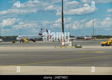 La flotte au sol d'Austrian Airlines OS AUA, le transporteur de pavillon de la filiale autrichienne de Lufthansa Group et membre de Star Alliance comme vu à l'aéroport international de Vienne Schwechat (Autriche), sur 15 juillet 2020. Les Boeing et les Airbus équipés des moteurs couverts sont vus garés sur le tarmac du tablier pendant l'ère pandémique Covid-19 du coronavirus, car le trafic aérien a été réduit en raison des restrictions de voyage et des mesures d'interdiction de voyager ou de mise en quarantaine. Au sujet du 1 juillet, l'Autriche émet un avertissement aux voyageurs pour six pays des Balkans, la Serbie, le Monténégro, la Bosnie-Herzégovine, la Macédoine du Nord, Alba Banque D'Images