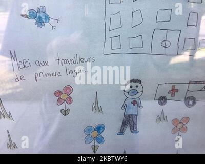 Notes et dessins d'enfants à la fenêtre d'une école primaire remerciant les travailleurs de première ligne pour leur service durant la pandémie du nouveau coronavirus (COVID-19) à Markham, Ontario, Canada on 17 juillet 2020. (Photo de Creative Touch Imaging Ltd./NurPhoto) Banque D'Images