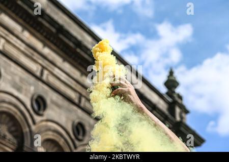 Les supporters Unis de Leeds célèbrent leur promotion à la première ligue anglaise sur la place du millénaire de la ville, à 19 juillet 2020, à Leeds, en Angleterre. (Photo par Emily Moorby/MI News/NurPhoto) Banque D'Images