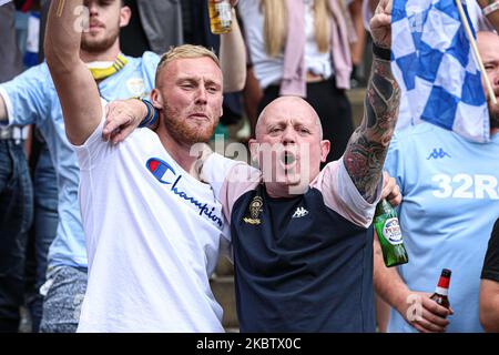 Les supporters Unis de Leeds célèbrent leur promotion à la première ligue anglaise sur la place du millénaire de la ville, à 19 juillet 2020, à Leeds, en Angleterre. (Photo par Emily Moorby/MI News/NurPhoto) Banque D'Images