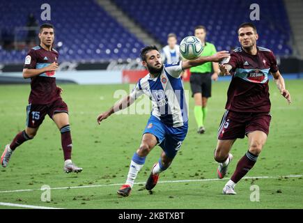 OK Yokuslu et Matias Vargas pendant le match entre le RCD Espanyol et le Real Club Celta de Vigo, correspondant à la semaine 38 de la Liga Santander, joué au stade RCDE, 19th juillet 2020, à Barcelone, Espagne. (Photo de Joan Valls/Urbanandsport /NurPhoto) Banque D'Images