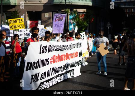 Les manifestants ont une bannière qui se lit comme suit: "Les grossis demandent un débat urgent sur la NLP" en protestation des collectifs de migrants mobilisent dans différentes villes d'Espagne exigeant un débat urgent sur la NLP présenté au Congrès des députés pour la régularisation des sans-papiers dans une situation irrégulière à Madrid, Espagne, 19 juillet 2020. (Photo de Jon Imanol Reino/NurPhoto) Banque D'Images