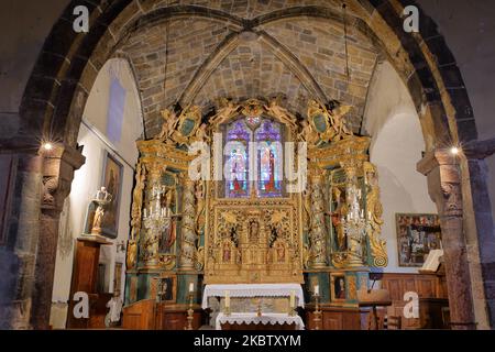 NEVACHE, ALPES DU SUD, FRANCE - 1 OCTOBRE 2022 : magnifique retable baroque à l'intérieur de l'église Saint Marcellin, Vallée de la Claree Banque D'Images