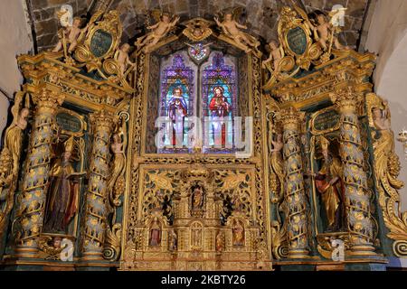 NEVACHE, ALPES DU SUD, FRANCE - 1 OCTOBRE 2022 : magnifique retable baroque à l'intérieur de l'église Saint Marcellin, Vallée de la Claree Banque D'Images