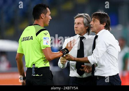 Antonio Conte, responsable du FC Internazionale, s'entretient avec l'arbitre Marco Di Bello lors de la série Un match entre Roma et FC Internazionale au Stadio Olimpico, Rome, Italie, le 19 juillet 2020. (Photo de Giuseppe Maffia/NurPhoto) Banque D'Images