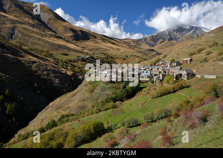 Village du Chazelet dans le Parc National des Ecrins, Vallée de la Romanche, Hautes Alpes (Alpes du Sud français), France, aux couleurs automnales et au pic du Mas de la grave Banque D'Images