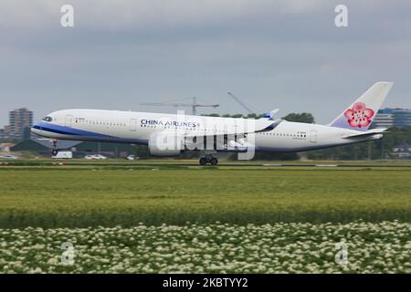 Les Airbus A350-900 de China Airlines vus lors de l'approche finale en vol, atterrissage et atterrissage à l'aéroport international EHAM d'Amsterdam Schiphol AMS aux pays-Bas, sur la piste Polderbaan. L'Airbus A350 est un nouvel avion à corps large, moderne, avancé, écologique et économe en carburant, Un avion de ligne long-courrier est alimenté par 2x RR Rolls Royce Jet Engines et l'enregistrement B-18905. Le transporteur chinois China Airlines ci CAL DYNASTY est le transporteur national de la République de Chine ( Taiwan ), membre de l'alliance aérienne SkyTeam, dont le siège se trouve à l'aéroport de Taipei Taoyuan en Asie. Juil Banque D'Images