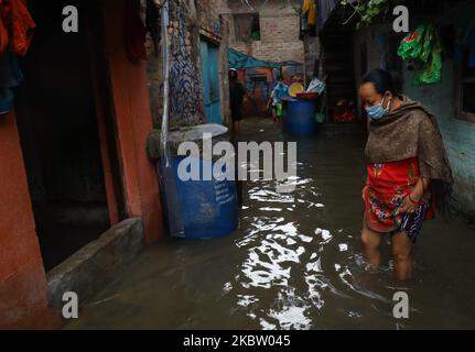 Une femme népalaise traverse une rue inondée à la suite de fortes pluies de mousson, à Katmandou, au Népal, 20 juillet 2020. (Photo par Saroj Baizu/NurPhoto) Banque D'Images